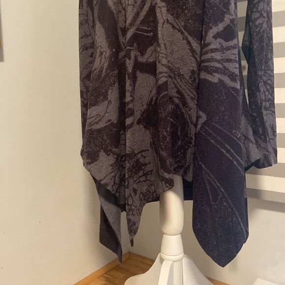 Soft Surroundings Black & Gray Floral Print Asymmetrical Hem Swing Blouse Size M - Picture 3 of 6